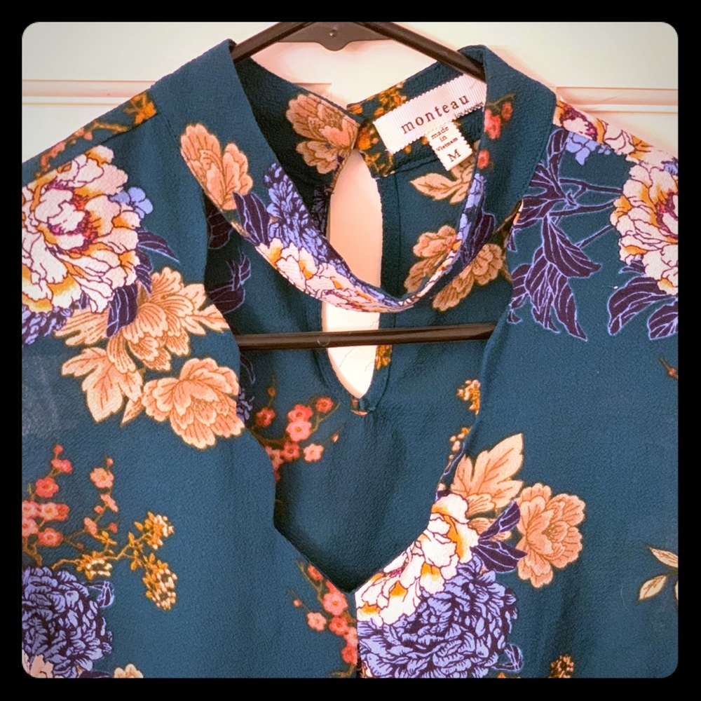 Floral scalloped v-neck choker collared blouse 🌼